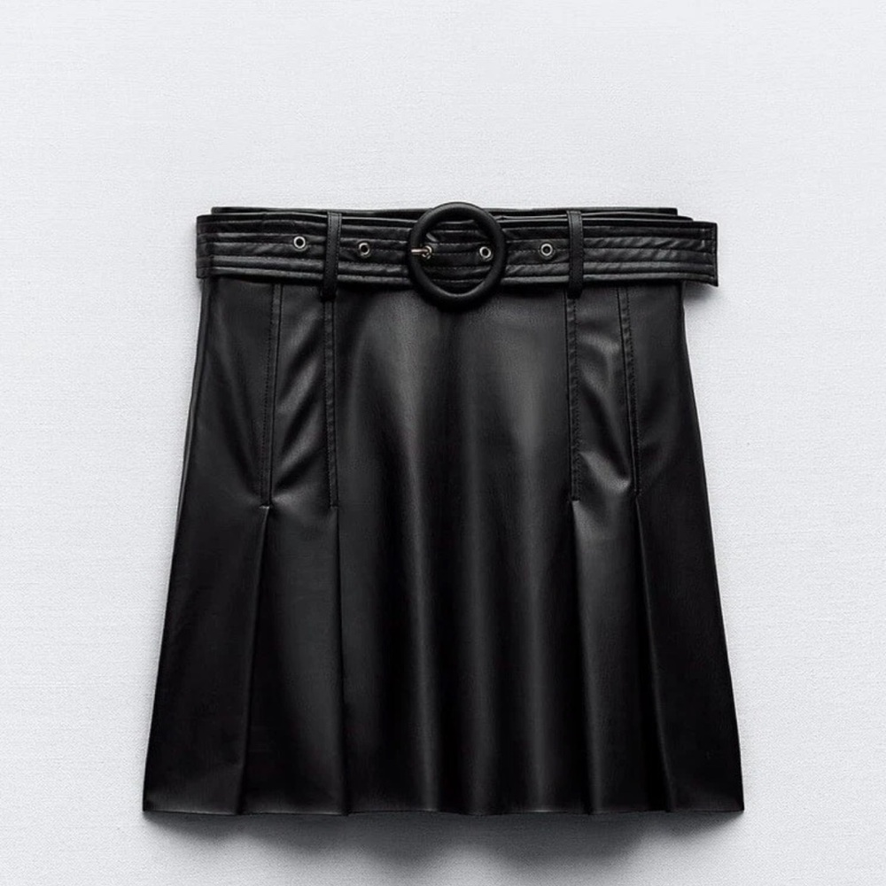 Zara  Women’s Faux Leather Pleated Skirt With Belt. Size Medium